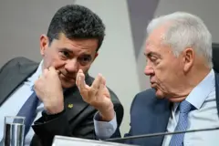 Senador Sergio Mouro falando com o presidente da CCJ, senador Otto Alencar