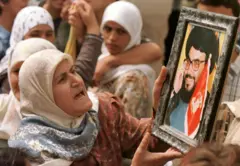 خلال الاحتفالات بالانسحاب الإسرائيلي من جنوب لبنان في بلدة بنت جبيل في 26 مايو/ أيار 2000