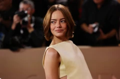 2026年1月11日、米国カリフォルニア州ビバリーヒルズで開催された第83回ゴールデングローブ賞授賞式のレッドカーペットでポーズをとるエマ・ストーン。ロイター/ダニエル・コール