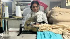 ਕੇਂਦਰ ਸਰਕਾਰ ਦੇ ਟੈਕਸਟਾਈਲ ਮੰਤਰਾਲੇ ਮੁਤਾਬਕ ਪਿਛਲੇ ਤਿੰਨ ਸਾਲਾਂ ਵਿੱਚ ਕੱਪੜੇ ਦਾ ਨਿਰਯਾਤ 611.1 ਮਿਲੀਅਨ ਡਾਲਰ ਘਟਿਆ ਹੈ।