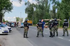 полиција спречава људе да приђу градилишту на коме је председник Вучић