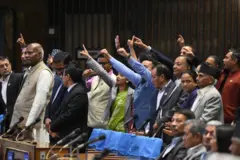 प्रतिनिधिसभाको बैठकमा नाराबाजी गर्दै विपक्षी दलका सांसदहरू 