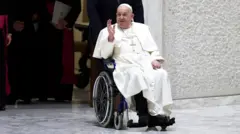Papa Francisco em cadeiras de rodas chegando ao Vaticano