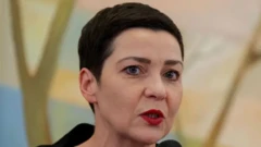 Мария Колесникова в ходе первой пресс-конференции после ее освобождения крупным планом. У нее короткие темные волосы и ярко-красная губная помада