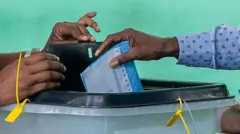 Wani mutum na kaɗa ƙuri'arsa a wani zaɓen da ya gabata