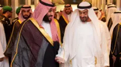 الأمير محمد بن زايد رئيس دولة الإمارات (يمين) والأمين محمد بن سلمان ولي عهد السعودية