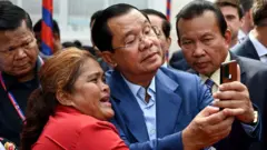 Thủ tướng Campuchia Hun Sen chụp ảnh  với một người ủng hộ ở Phnom Penh vào ngày 19/6/2023