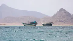 قوارب قريبة من مضيق باب المندب قرب الساحل اليمني في 2 أبريل/نيسان 2026.