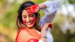 रंग खेळणारी मुलगी