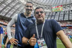 Zlatan Ibrahimovic ao lado de Mino Raiola no campo de futebol
