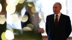 Vladimir Putin, predsednik Rusije, iza jelke