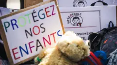 roditelji u francuskoj na protestu zbog zlostavljanja dece