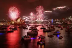 2025 දෙසැම්බර් 31 වන දින ඕස්ට්‍රේලියාවේ සිඩ්නි හි අලුත් අවුරුදු උදාවේදී ඔහු සිඩ්නි හි ඔපෙරා හවුස් සහ සිඩ්නි වරාය පාලමට ඉහළින් අහසේ අහසේ.