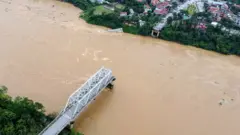 Hai nhịp cầu Phong Châu tỉnh Phú Thọ đã bị sập khiến nhiều người và phương tiện rơi chìm xuống dòng sông Hồng. 