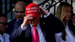 Donald Trump con una gorra MAGA.