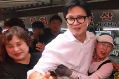 한동훈 무소속 부산 북구갑 국회의원 보궐선거 당선인이 4일 오전 부산 북구 구포시장을 찾아 상인들에게 감사 인사를 하고 있다