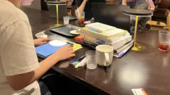 Para pelajar dan mahasiswa Korsel kerap belajar selama berjam-jam di gerai Starbucks.