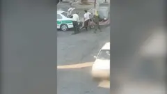 خشونت ماموران برای جا دادن فردی در صندوق عقب خودرو پلیس