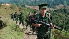 KIA တပ်ဖွဲ့ဝင်တွေကို တွေ့ရစဉ် (ပုံဟောင်း)