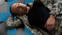 Soldado deitado em um sofá com uma das mãos segurando a cabeça e os olhos fechados como se estivesse dormindo