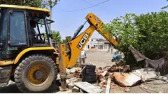 બીબીસી ગુજરાતી, ગુજરાત, બીબીસી, અમદાવાદ, ધંધુકા હત્યા કેસ, ધંધુકામાં એક યુવાનની હત્યા બાદ એક આરોપીના ઘર સહિત કથિત ગેરકાયદેસર દબાણો તોડી પાડવાની કાર્યવાહી હાથ ધરાઈ હતી