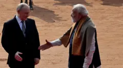 پوتین و مودی در حال دست دادن 