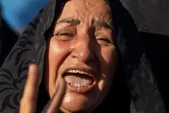 महिला रडत आहे