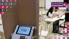 Mesários conferem documentosbetboo güncel giriş twittermulher durante votação. Em primeiro plano, há uma urna eletrônica escrito "FIM"