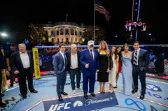 El presidente de Estados Unidos, Donald Trump, la primera dama Melania Trump, Dana White, presidente de Ultimate Fighting Championship (UFC), e invitados en el octágono durante la pelea UFC.