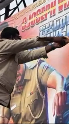 விஜய் போஸ்டருக்கு ஆரத்தி காட்டும் ரசிகர் 
