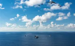 Porta-aviões no mar