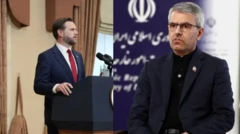 Igbákejì Ààrẹ Amẹ́ríkà, JD Vance wà ní apá òsì, gbohùn wà níwájú rẹ̀, agbẹnusọ iléeṣẹ́ fún ọ̀rọ̀ ilẹ̀ okèèrè Iran, Esmaeil Baqaei wà ní apá ọ̀tún, ó ń wo ẹ̀gbẹ́