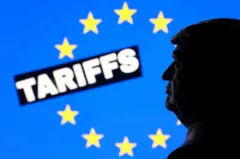 تصویری ازنیم رخ دونالد ترامپ در مقابل نشان اتحادیه اروپا که روی آن به انگلیسی نوشته شده تعرفه 