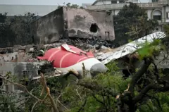 Restos del avión de Air India entre escombros y árboles tras estrellarse en una zona residencial cerca del aeropuerto de Ahmedabad