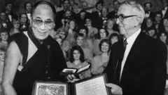 Dalai Lama recebendo o Prêmio Nobel da Paz de Egil Aarvik, em 10 de dezembro de 1989