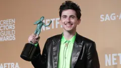 Timothée Chalamet na sala de imprensa com o prêmio de Desempenho Notável por um Ator em Papel Principal de um Filme, por 'Um Completo Desconhecido', no 31º Prêmio Anual do Sindicato dos Atores, em Los Angeles (Califórnia, EUA), no dia 23 de fevereiro de 2025