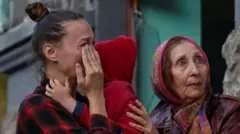 Mlada žena plače sa rukama preko lica 