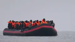 ስደተኞች የጫነ ጀልባ