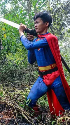 'Superman' pemadam kebakaran hutan di Palangkaraya