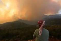 صورة بتاريخ 13 أغسطس/آب تظهر حرائق في ريف حماة بسوريا ، حيث تستمر جهود مكافحة الحرائق مع انتشار النيران بسرعة.