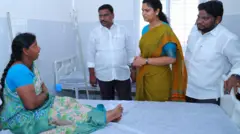 బాధితులను పరామర్శిస్తున్న వైద్య ఆరోగ్య శాఖ మంత్రి విడదల రజని