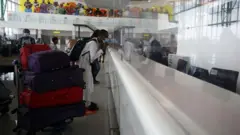 Aworan awọn eeyan kan ni papakọ ọkọ ofurufu