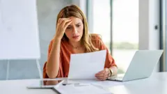 امراه تعمل في المكتب