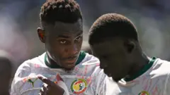 Le Sénégalais Moussa Niakhate s'entretient avec son coéquipier El Hadji Malick Diouf lors du match de groupe contre la France à la Coupe du monde 2026