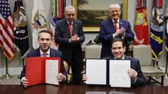 Alparslan Bayraktar ve ABD Dışişleri Bakanı Marco Rubio anlaşmaya imza atarken, arkada Erdoğan ve Trump var. 