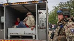 Soldado ucraniano ajuda na evacuação de residentes de Vovchansk