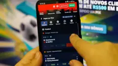 Celular mostrando aplicativo de apostas
