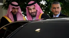 ولي العهد رئيس الوزراء السعودي الأمير محمد بن سلمان (في الوسط) يغادر البيت الأبيض في 18 نوفمبر/تشرين الثاني 2025 في واشنطن العاصمة.