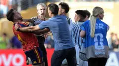 El seleccionador argentino, Lionel Scaloni, intenta intervenir cuando Leandro Paredes, de Argentina, se enfrenta al defensa español Eric García.