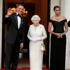 La reina Isabel II entre Barack y Michelle Obama